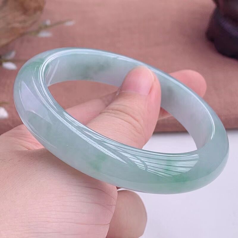 Lighting - Myanmar, gelang giok jadeite satu warna